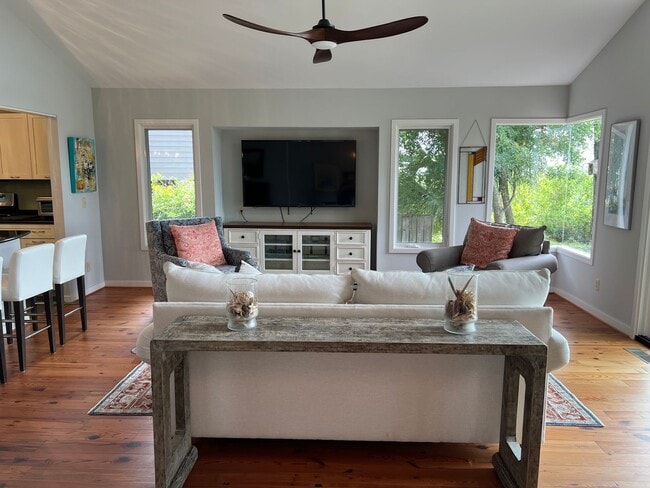 Building Photo - Beautiful Furnished Marsh Front Home - 6 mo Lease Term
