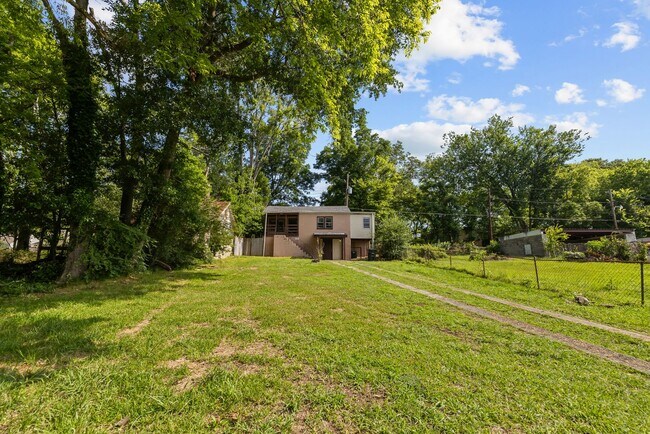 Building Photo - Charming 3 Bedroom 2 Bathroom Home