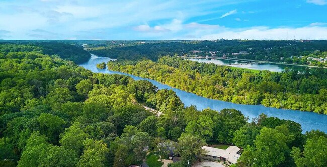 Building Photo - 2720 N Fillmore St