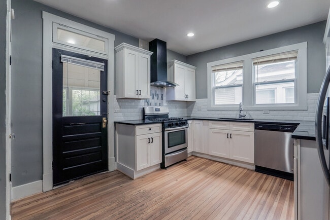 Building Photo - Fantastic 3bd/2ba home! Let yourself in!