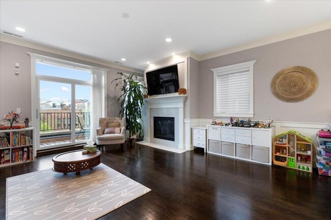 Building Photo - 2 bedroom in Chicago IL 60657