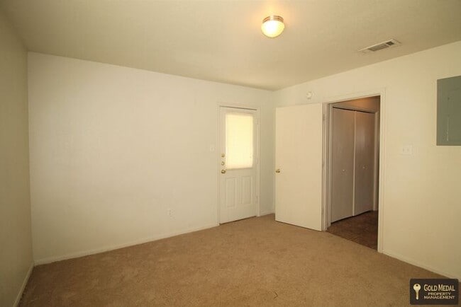 Building Photo - 401 W Avenue B