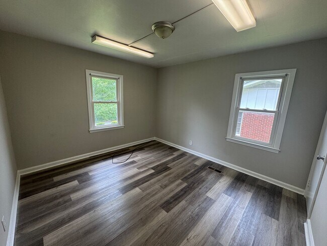 Building Photo - Move in Special!!!! 3/1 Home with bonus room!