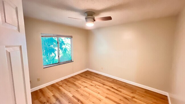Building Photo - Spacious 2 Bed / 1 Bath Duplex in West Orl...