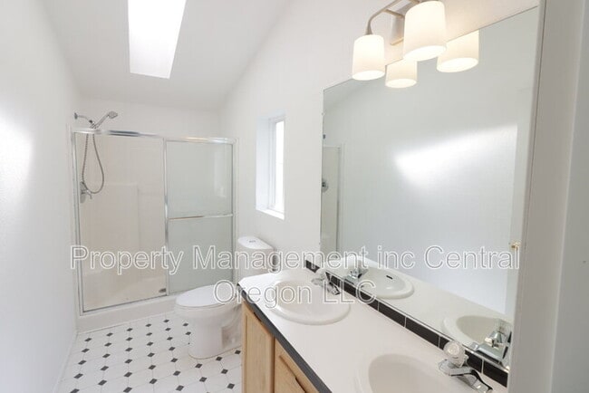Building Photo - 15550 Rim Dr