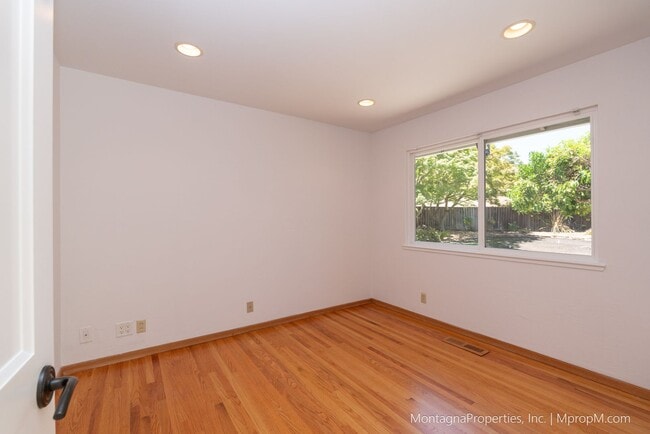 Building Photo - Beautiful, meticulously updated and  maint...