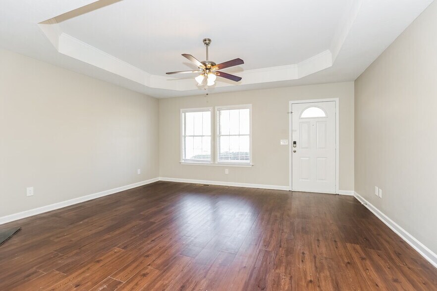 Building Photo - 610 E Lake Cove