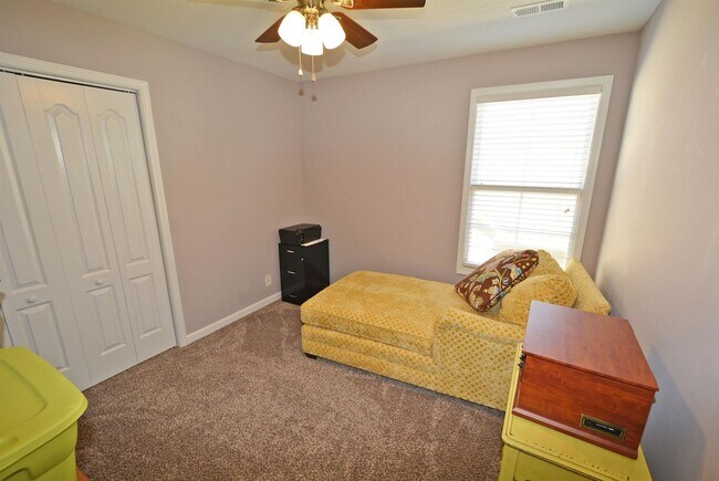 Building Photo - Gorgeous! 3 Bed/2.5 Bath house! Close to I-24! Lawn/Garbage Included!