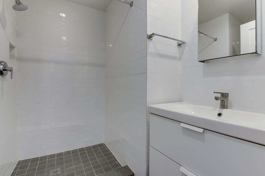 Building Photo - 729 Hobart Pl NW