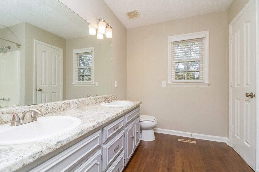 Building Photo - 606 Knollwood Dr