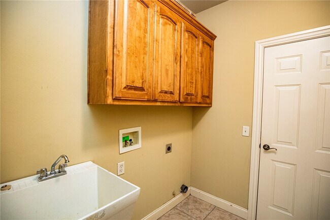 Building Photo - 605 Tunbridge Dr