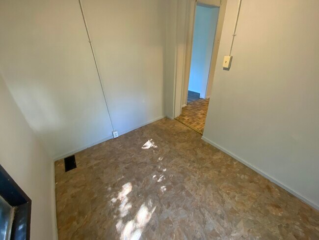 Building Photo - 17 Fairweight-