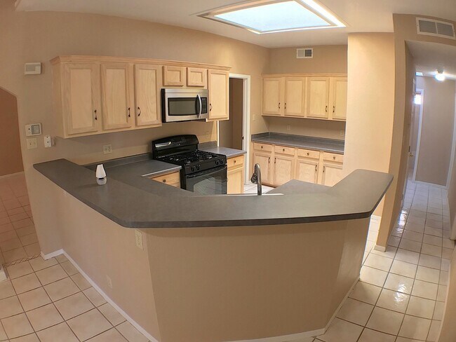 Building Photo - North Hills 3 Bed Refrig A/C!