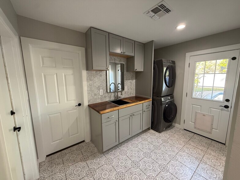 Building Photo - 8161 N 1st Dr