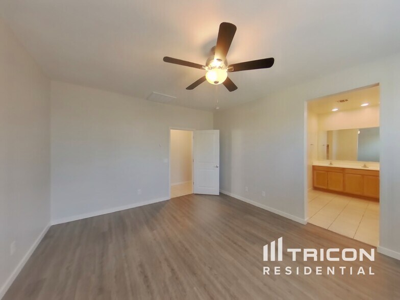 Building Photo - 40647 W Hensley Way