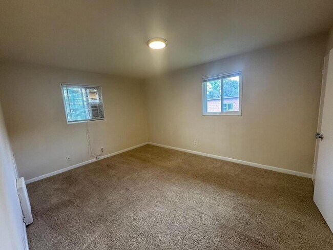 Building Photo - Charming 1 Bedroom Apartment in Woodbridge – Third Level Apartment