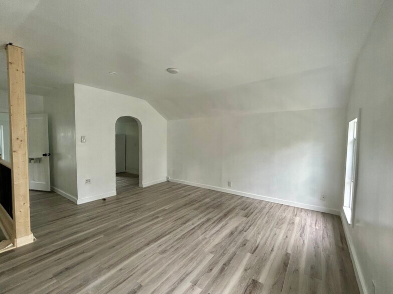 Building Photo - 421 W Bond St