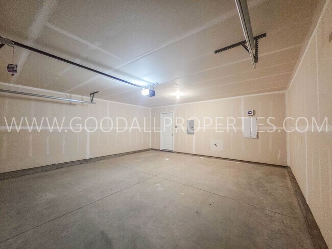 Building Photo - 3595 Pershing Ln