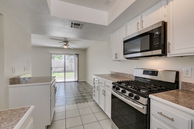 Building Photo - 2 Bedroom Townhome with 2 car attached garage in Henderson