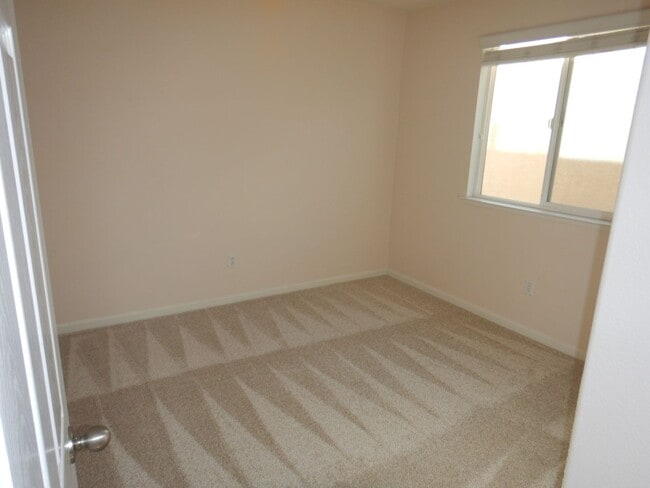Building Photo - Cute as a button in Double Diamond Ranch!