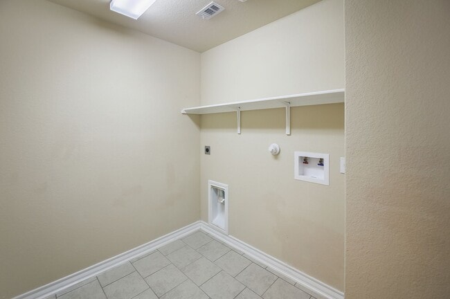 Building Photo - 4 Bedroom/2.5 Bath Tausch Farm Subdivision