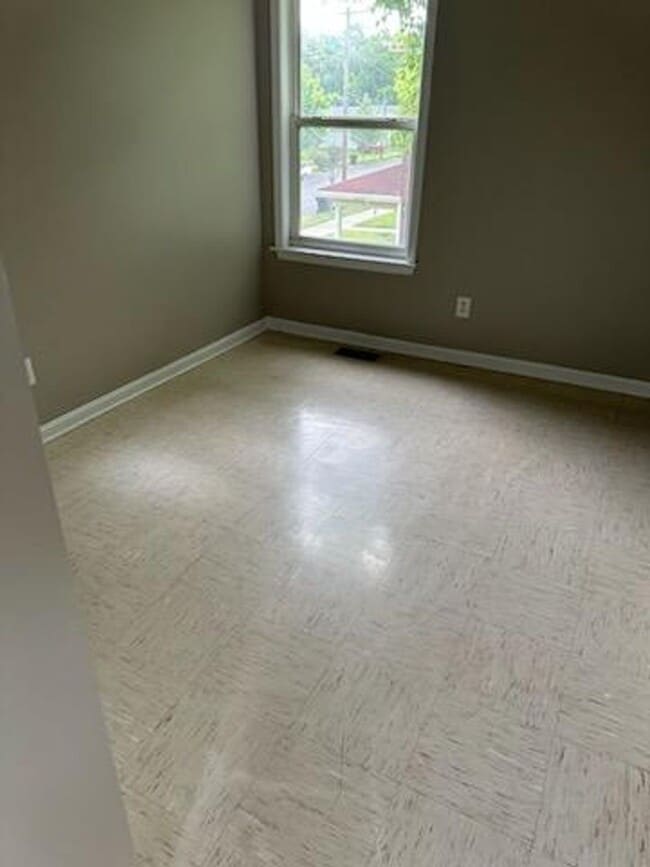 Building Photo - Newly Renovated 2 BR/1BA