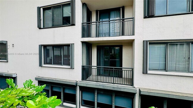 Building Photo - 540 Brickell Key Dr