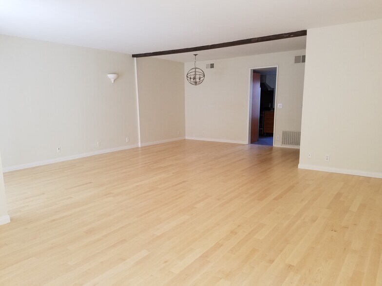 Dining area - 1909 Pelham Ave