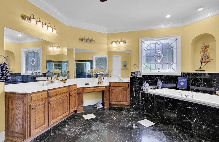 Building Photo - 8225 Seven Oaks Dr
