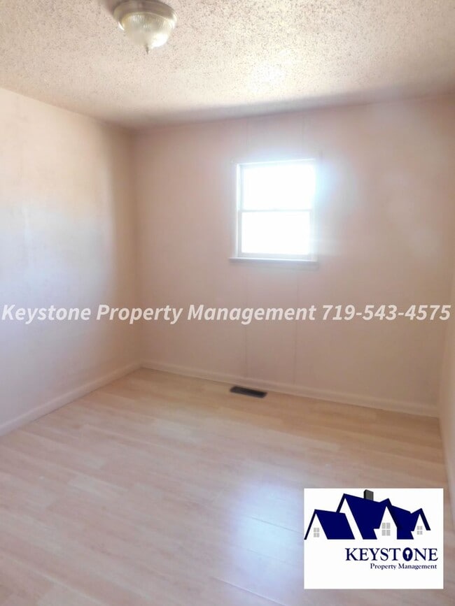 Building Photo - Small Dog Friendly! 3 Bedrooms / 1 Bath / 2 Car Detached Garage  Eastside Rancher