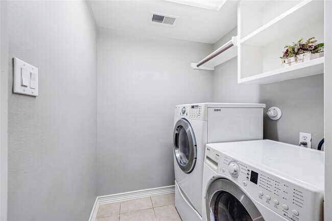 Building Photo - 8127 Edenwood Dr
