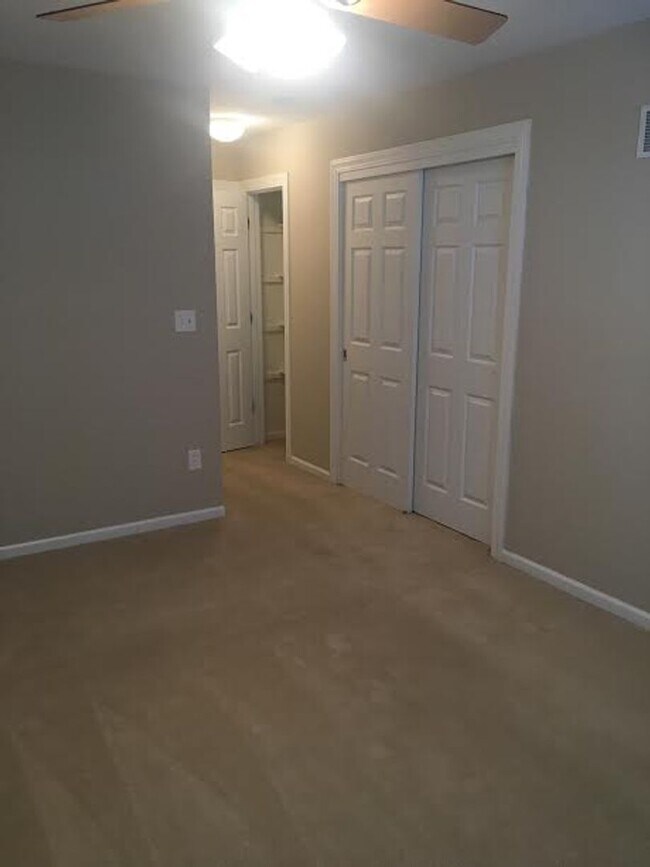 Building Photo - Wonderful 3 bed 3.5 bath near Clinton Lake!