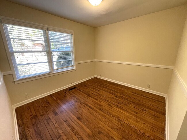 Building Photo - 5br House off S. Milledge (Available now o...