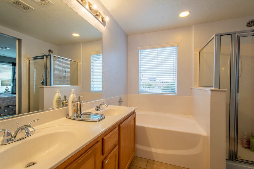 Master Bathroom - 3046 Majella Ave