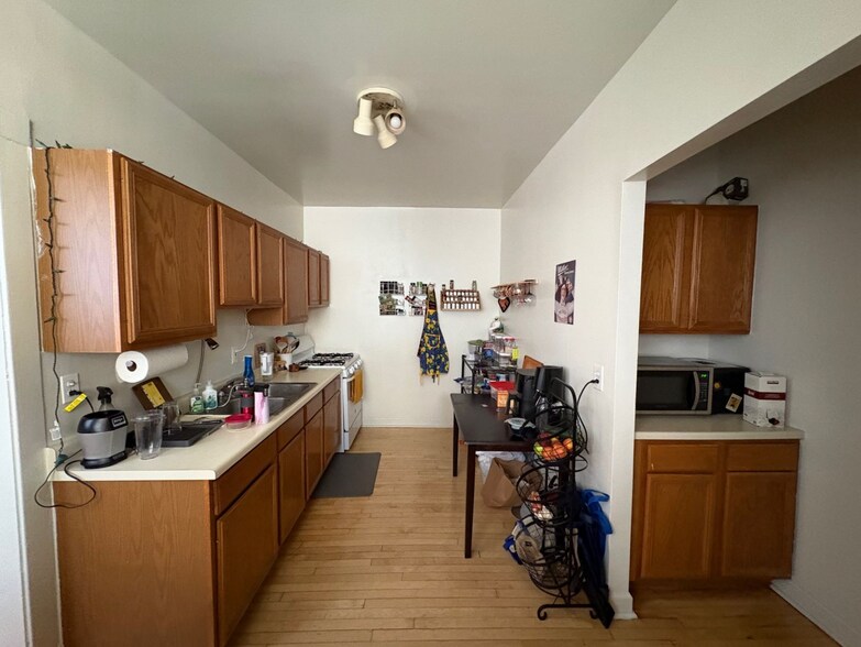 Building Photo - 3615 N Pine Grove Ave
