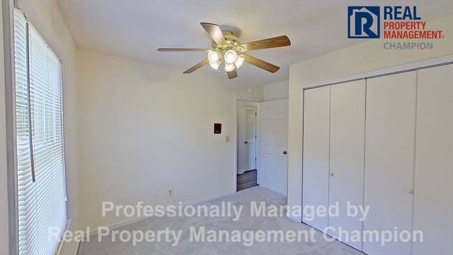 Building Photo - Charming Water Front Home with Private Dock