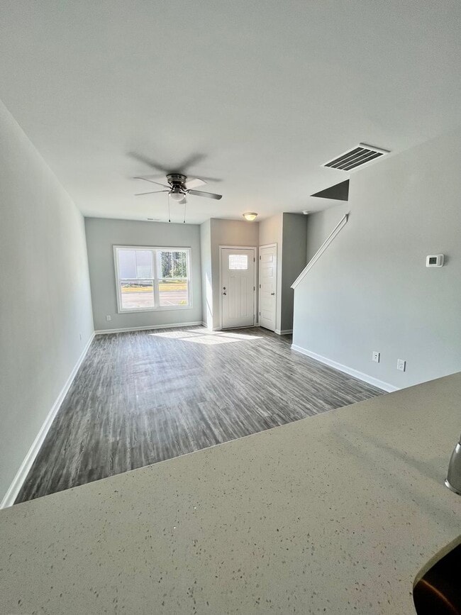 Building Photo - Townhome in Holly Ridge!!