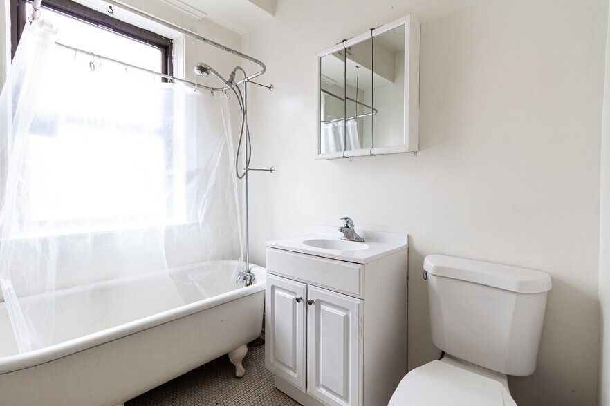 Building Photo - 910 W Belle Plaine Ave