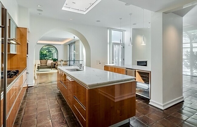 Building Photo - 132 Yarmouth Rd