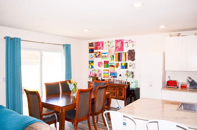 Building Photo - 5 Bedroom 3 Bath in Avalon Woods in Newberry