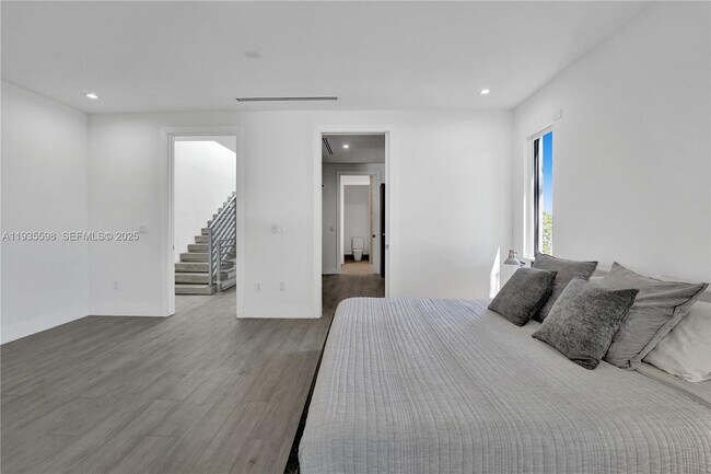 Building Photo - 3465 SW 3rd Ave