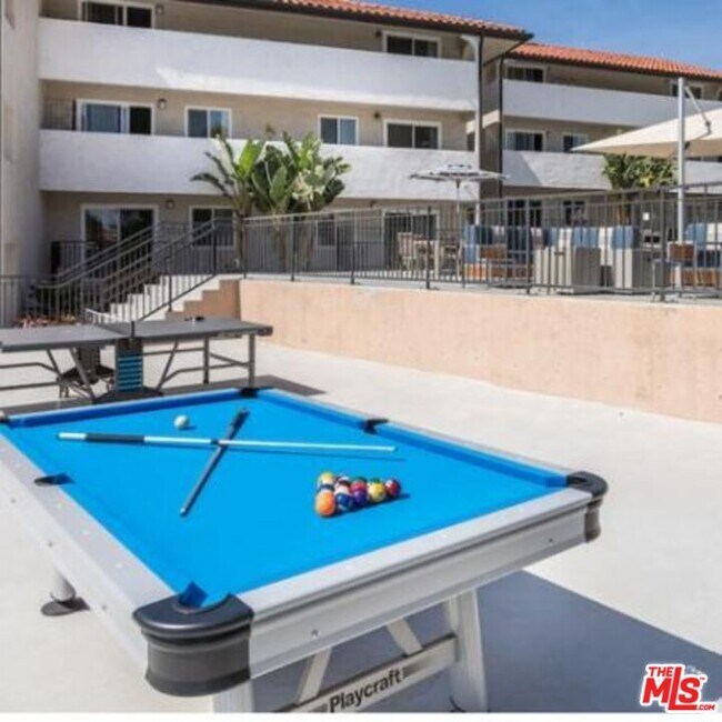 Building Photo - 6600 Beachview Dr