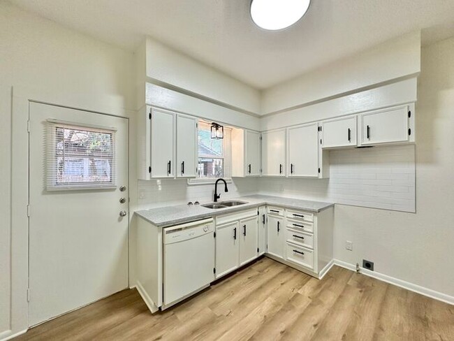 Building Photo - Tour Today! Newly Remodeled 1 Bedroom 1 Ba...