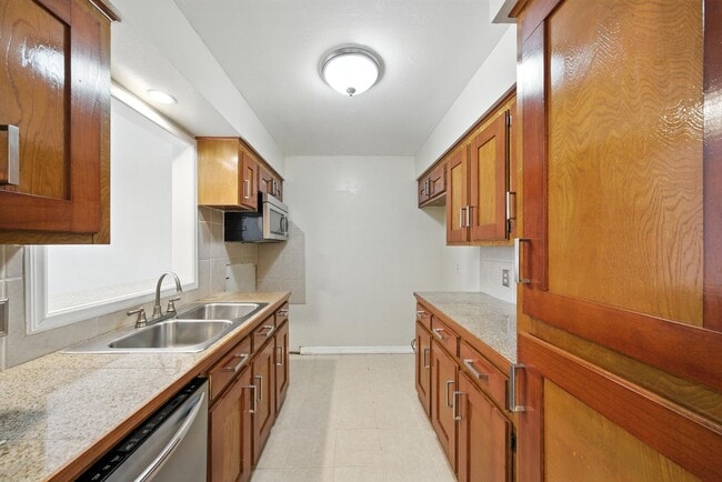 Building Photo - 10666 Hazelhurst Dr