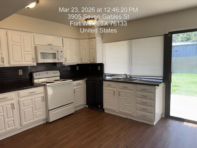 Building Photo - 3905 7 Gables St