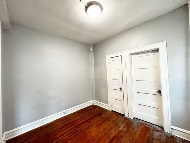 Building Photo - 307 Dolphin St