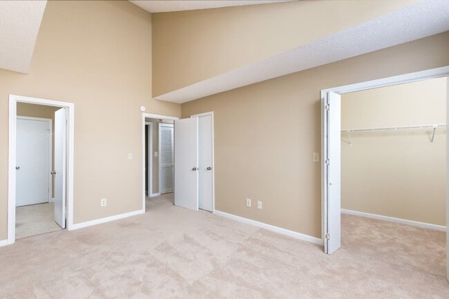 Building Photo - Chic & Spacious Townhome – 3 Beds, 3 Baths, and Modern Charm!