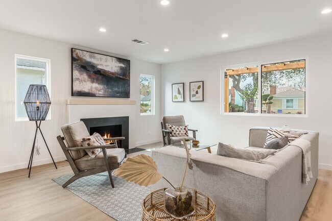 Building Photo - 3840 Somerset Dr