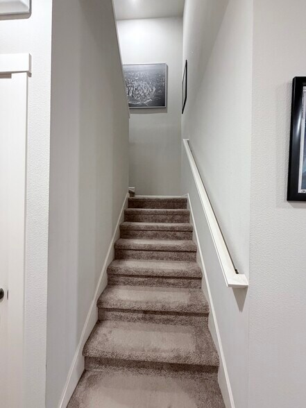 Building Photo - 8143 SE Leafhopper St