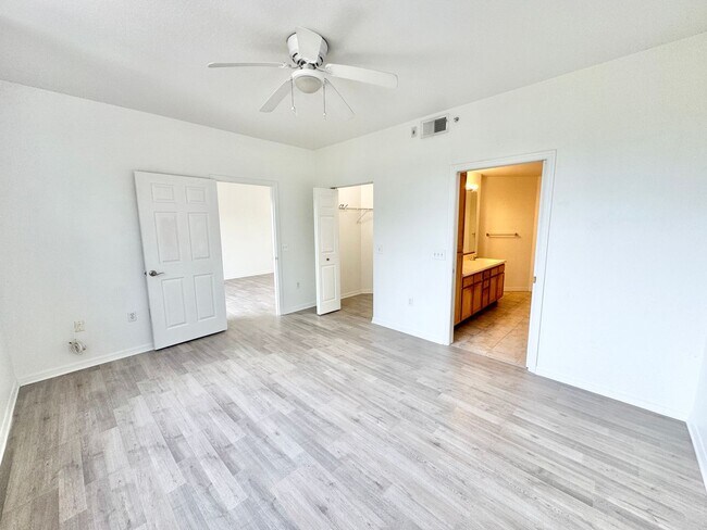 Building Photo - ** FAIRWAY PRESERVE ** 2 BED / 2 BATH CONDO - PET OK! - NORTH NAPLES - ANNUAL RENTAL